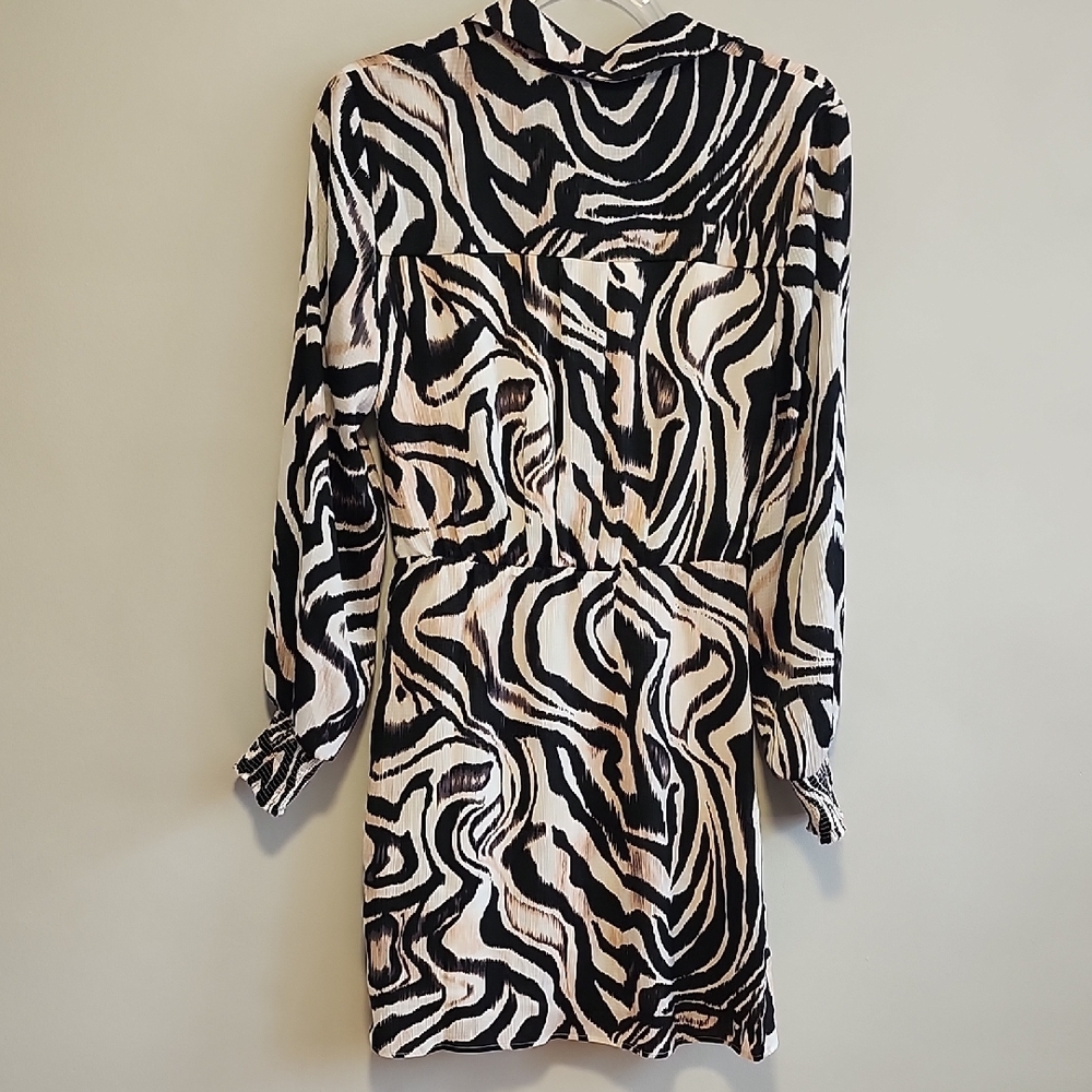 Anthropologie VNeck Neutral Zebra Print Faux Wrap Dress Smocked Cuffs Size 6 - Picture 7 of 10